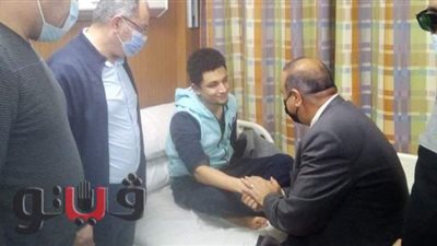 وكيل تعليم مطروح يطمئن على طالب أصيب بوعكة صحية قبل الامتحان | صور