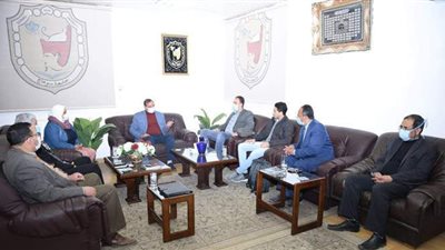 رئيس جامعة سوهاج يجتمع بممثلي 
