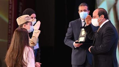 الرئيس السيسى يؤدى التحية العسكرية لـ نجل شهيد