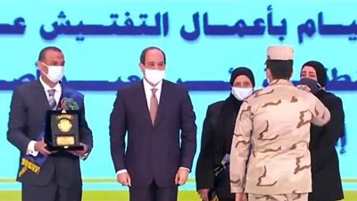 والدة الشهيد سعيد حمدي: كان ابني الوحيد وميغلاش على مصر | فيديو