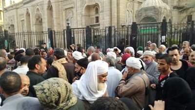 رغم تحذيرات الصحة.. العشرات يتجمعون لإحياء مولد السيدة زينب| فيديو وصور