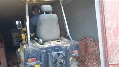 إزالة 7 مقابر تم بناؤها داخل مخزن بدمنهور | صور