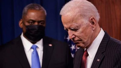 في موقف محرج جديد.. بايدن ينسى اسم وزير دفاعه | فيديو