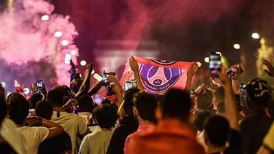 بعد إهانة شاكيرا.. شاهد ماذا فعل جمهور سان جيرمان لإزعاج لاعبي برشلونة | فيديو