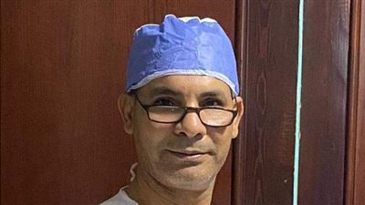 عميد طب أسوان يجري جراحة دقيقة لطفل يعاني تشوها بالمثانة والأعضاء التناسلية