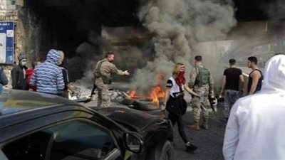 الجيش اللبناني يبدأ في إزالة حواجز الطرق
