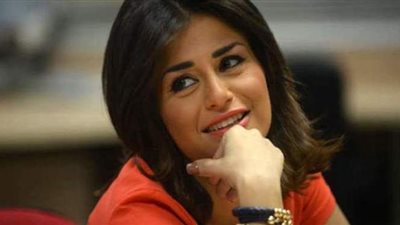 بالأبيض والرمادي.. منة فضالي تتألق في إطلالة جديدة