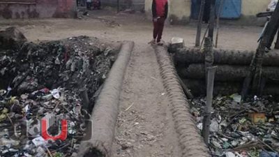 القمامة تجتاح ترعة الرشيدية والمصارف بمطوبس بكفر الشيخ.. الاهالي: أطفالنا تعاني الأمراض.. ويطالبون بتغطية بؤر الملوثات |صور