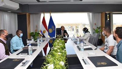 محافظ أسوان يوجه بإلزام المؤسسات بنسبة الـ5% من ذوى الهمم