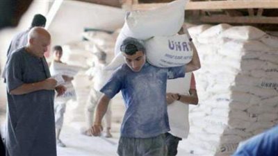 لاجئون يغلقون مراكز 