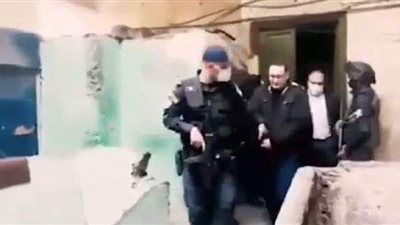 لحظة القبض على المتحرش بطفلة المعادي | فيديو