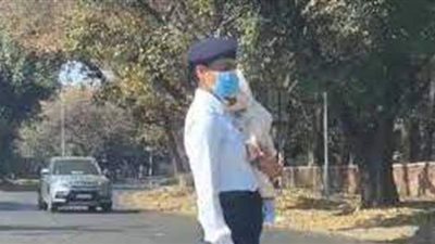 انتهت أجازة الأمومة.. شرطية مرور في الهند تعود للعمل بطفلها الرضيع