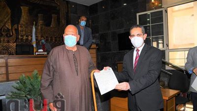 تسلم ٢٥ عقدا لتقنين أوضاع التعدي على أراضي أملاك الدولة بالغربية | صور