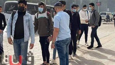 توافد طلاب ثانية ثانوي لأداء آخر امتحانات الترم الأول