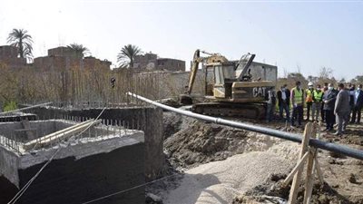 تنفيذ مشروعات الصرف الصحي وتبطين الترع بالتناغة الشرقية وباخوم بأسيوط |فيديو