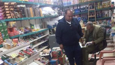 ضبط 1200 عبوة أغذية ومشروبات منتهية الصلاحية بحملة مكبرة في رأس سدر