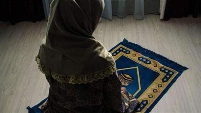 ما حكم صلاة المرأة عند نزول الدم؟.. دار الإفتاء توضح