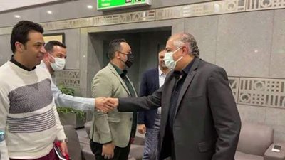 استعدادا للسفر إلى الأقصر لافتتاح الفرع الجديد.. مجلس إدارة الأهلي في مطار القاهرة