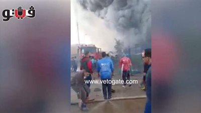 قوات الحماية المدنية تحاول السيطرة على حريق مصنع الملابس بالعبور | فيديو