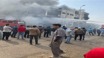 السيطرة على حريق مصنع الملابس بالعبور وبدء عملية التبريد