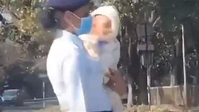الجنة تحت أقدام الأمهات.. شرطية تحمل رضيعها أثناء تنظيم المرور بالهند | فيديو