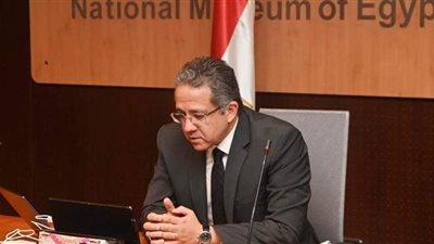 وزير السياحة يستعرض إجراءات الحفاظ على السائحين بسبب أزمة كورونا