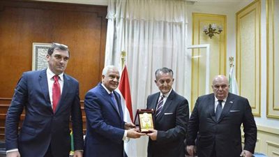 محافظ الجيزة يستقبل رئيس المجموعة البرلمانية بصربيا | صور