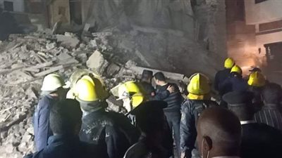 اللقطات الأولى لانهيار عقار مكون من 3 طوابق بالمنصورة | فيديو