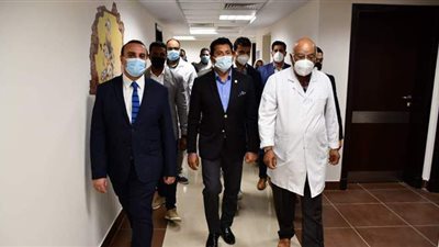 وزير الشباب والرياضة يزور مستشفى شفاء الأورمان بالأقصر