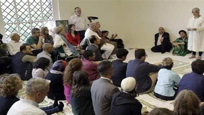 أزهري عن إمامة امرأة غير محجبة للمصلين في برلين: يدعون إلى دين إبليسي جديد