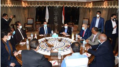 وزير الرياضة يجتمع مع أعضاء نادي التجديف بالأقصر