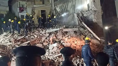 بعد بحث ٤ ساعات.. انتشال جثة جديدة من تحت أنقاض عقار المنصورة المنهار