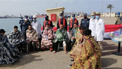 القوات البحرية تنجح في إنقاذ طاقم سفينة نقل بضائع بعد تعرضها للغرق