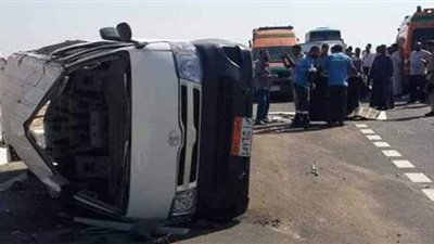 مصرع شخصين وإصابة ٢١ آخرين في حادث انقلاب سيارة بالإسماعيلية