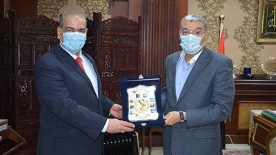 محافظ المنيا يكرم وكيل وزارة الري لرئاسته البعثة المصرية بأوغندا