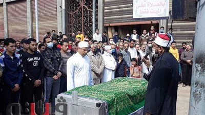 جنازة شعبية للحاجة زينب المتبرعة بقرطها الذهبي لصندوق تحيا مصر | فيديو