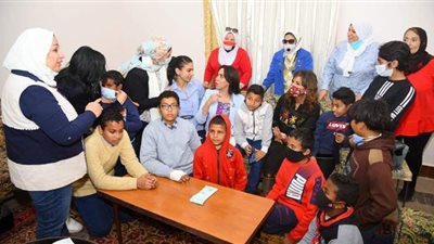 بالسمسمية وأغاني التراث.. أهالي الواحات البحرية يستقبلون وزيرة الهجرة