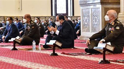 شاهد.. لحظة أداء الرئيس السيسي صلاة الجمعة بمسجد المشير بمناسبة يوم الشهيد