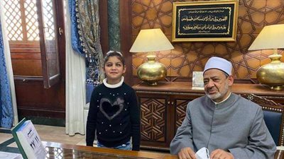 شيخ الأزهر يلبي رغبة الطفلة الفلسطينية النابغة سجى خلة ويستقبلها في مكتبه