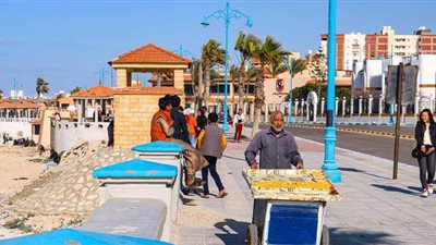 توافد المواطنين علي كورنيش مطروح وشاطئ روميل بعد إعتدال الطقس | صور