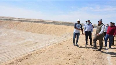 محافظ الوادي الجديد يتفقد مشروع إنشاء المدفن الصحي للمخلفات بالفرافرة