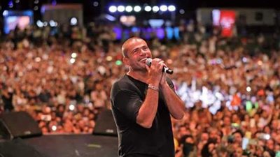 شاهد لحظة سقوط عمرو دياب على المسرح في إحدى الحفلات الخاصة | فيديو