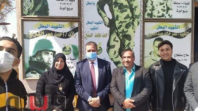 محافظ المنوفية يلتقط صورا تذكارية مع والدة شهيد موقعة البرث في الباجور