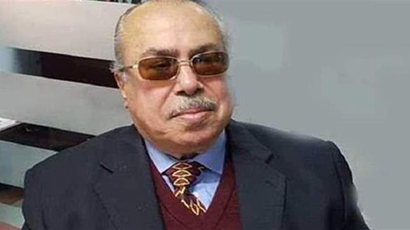 الكاتب الصحفى عباس