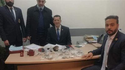 ضبط راكب حاول خداع رجال الجمارك لتهريب 3 كيلو مشغولات فضية بمطار القاهرة