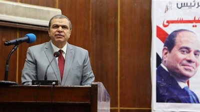 وزير القوى العاملة يسلم عقود عمل لذوي الهمم في البحر الأحمر