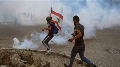 تظاهر الآلاف وسط بيروت احتجاجًا على انهيار سعر صرف الليرة