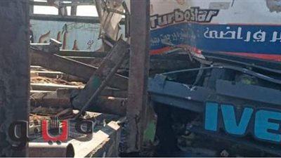 تصادم سيارة نقل وجرار زراعي أعلى كوبري الشهيد باسم فكري بالأقصر |صور