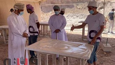 فنان إسماعيلاوي يشارك في فعاليات مخيم النحاتين الدولي بسلطنة عمان | صور