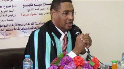 الدكتور صلاح سليم عميدا لكلية الآداب بجنوب الوادي